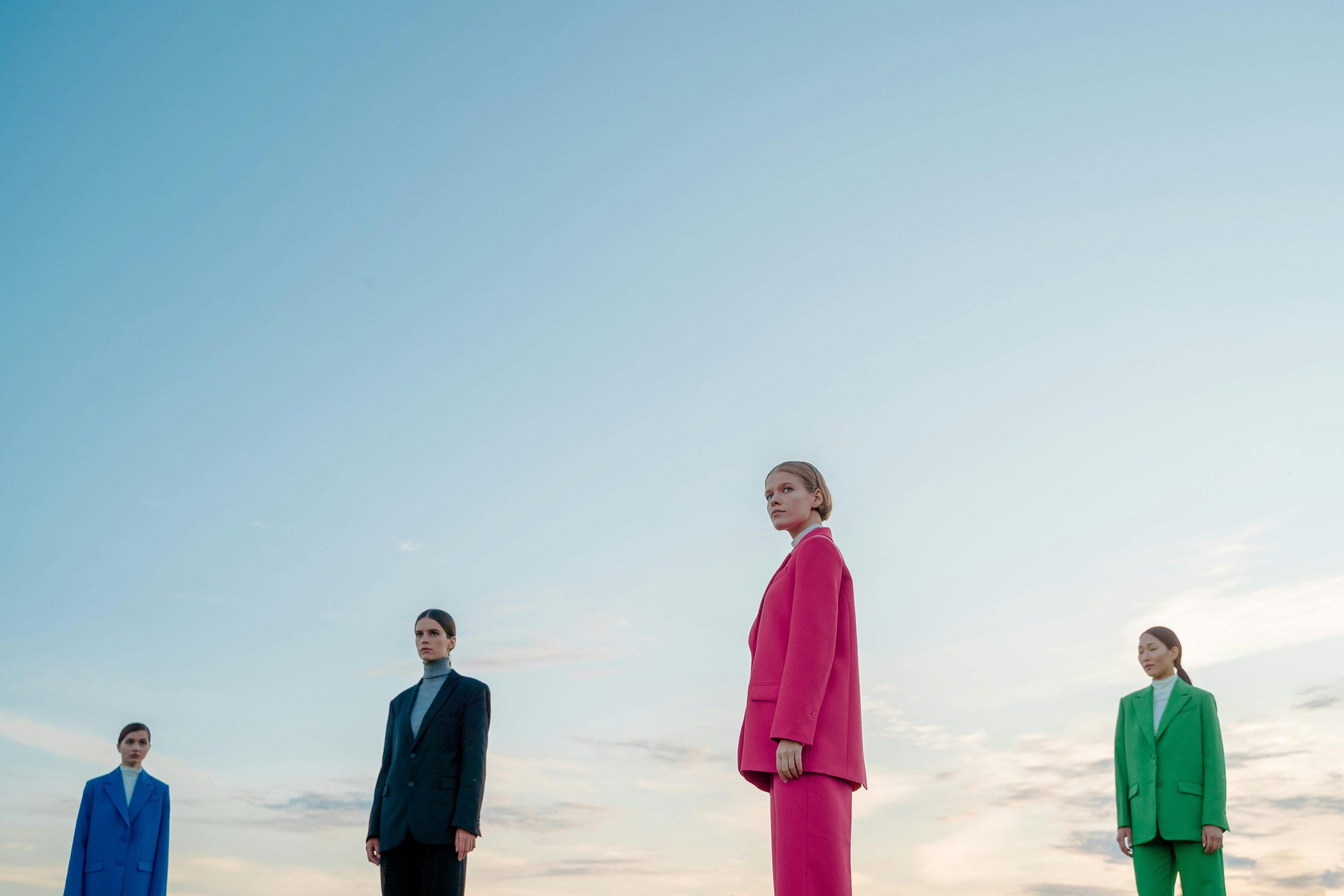 Schwarze kleider für Abend, Party und Alltag bei LOU